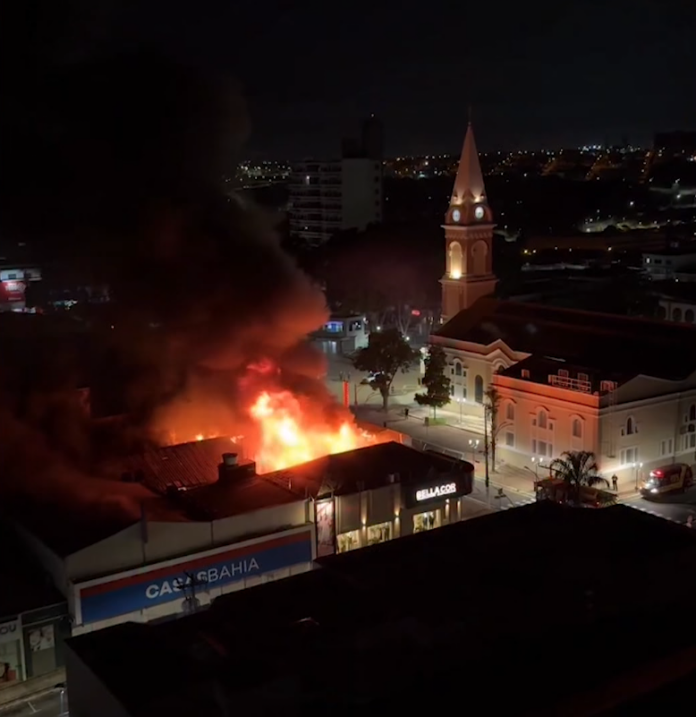 Incêndio de grandes proporções destrói loja de departamentos