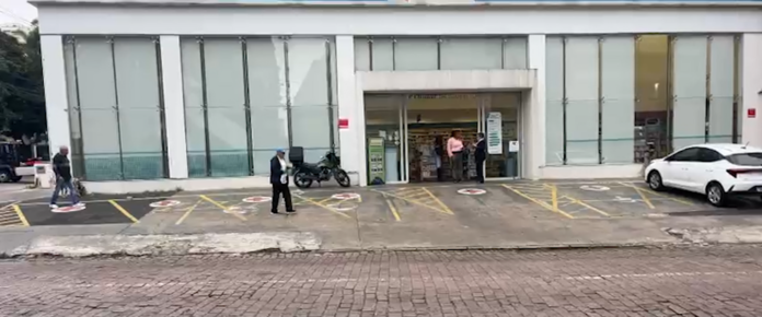 Criminosos roubam farmácia em Campinas e capotam carro durante fuga Criminosos roubam farmácia em Campinas e capotam carro durante fuga