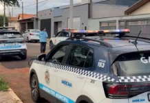 Motociclista com placa adulterada é preso com drogas após perseguição