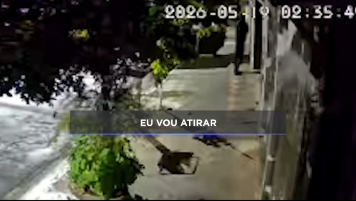 Criminosos ameaçam morador durante invasão a residência e roubam moto Criminosos ameaçam morador durante invasão a residência e roubam moto