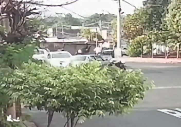 Vídeo: Homem de 30 anos é arremessado após colisão entre moto e carro em Ribeirão Preto