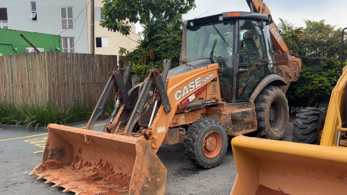 Quadrilha invade obra e rouba retroescavadeiras avaliadas em R$ 1,5 milhão em Campinas Quadrilha invade obra e rouba retroescavadeiras avaliadas em R$ 1,5 milhão em Campinas