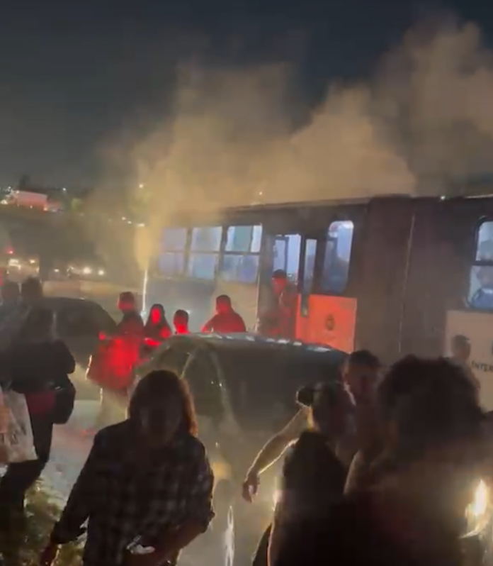 Ônibus solta fumaça e assusta passageiros na Rodovia Santos Dumont Ônibus solta fumaça e assusta passageiros na Rodovia Santos Dumont