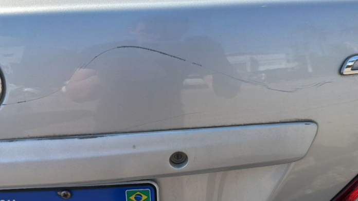 Homem usa abridor de garrafas para riscar carros estacionados Homem usa abridor de garrafas para riscar carros estacionados