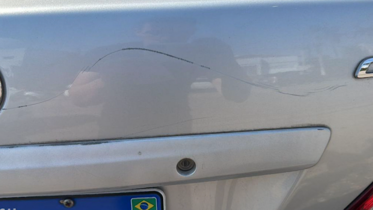 Homem usa abridor de garrafas para riscar carros estacionados