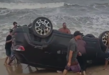 Vídeo: carro é arrastado pela maré após capotar na Praia do Sol em João Pessoa