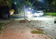 Carro bate em poste na Avenida Norte-Sul e motorista desaparece