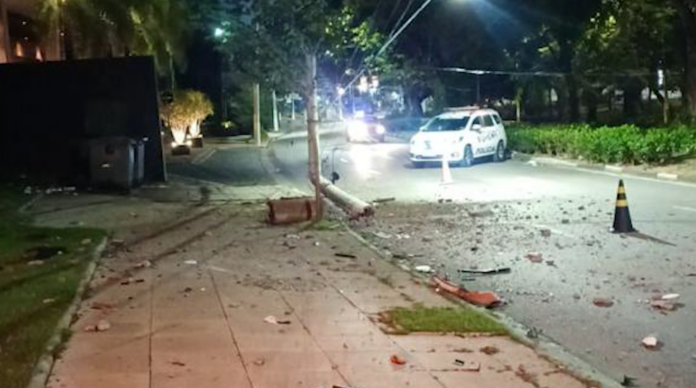 Carro bate em poste na Avenida Norte-Sul e motorista desaparece Carro bate em poste na Avenida Norte-Sul e motorista desaparece