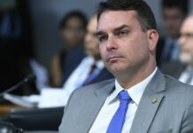 Flávio Bolsonaro aposta em Washington para tentar virar a chave da crise política