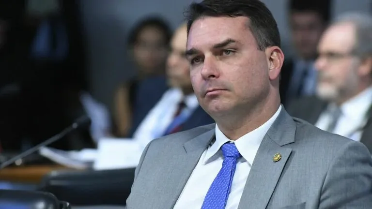Flávio Bolsonaro aposta em Washington para tentar virar a chave da crise política