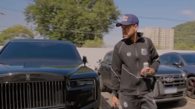 Neymar aparece dirigindo Rolls-Royce exclusivo em Santos