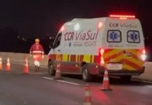 Batida envolvendo carreta causa morte de motociclista na Dutra