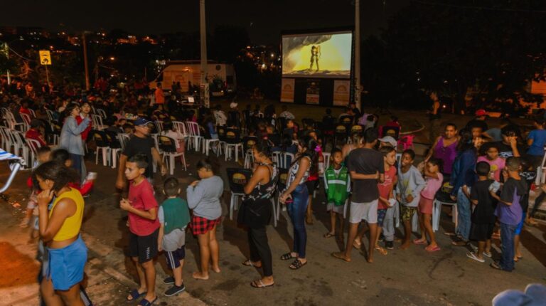 Instituto leva ao Parque Oziel cinema ao ar livre movido a energia solar e com sessões gratuitas