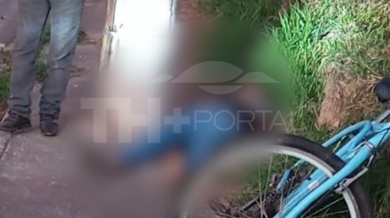Populares encontram corpo de jovem caído na calçada com marcas na cabeça