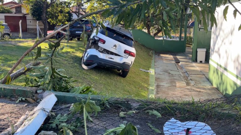 Professora perde o controle do carro e invade escola no Jardim São Marcos em Valinhos