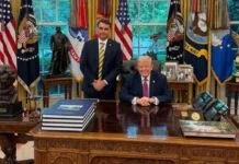 Flávio Bolsonaro se encontra com Trump na Casa Branca