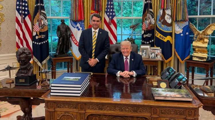 Flávio Bolsonaro se encontra com Trump na Casa Branca