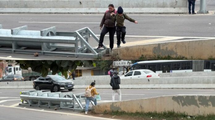 DER anuncia passarela após moradores arriscarem a vida em travessia na Miguel Melhado