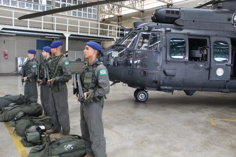 Aviação do Exército realiza treinamento de combate noturno no Vale do Paraíba