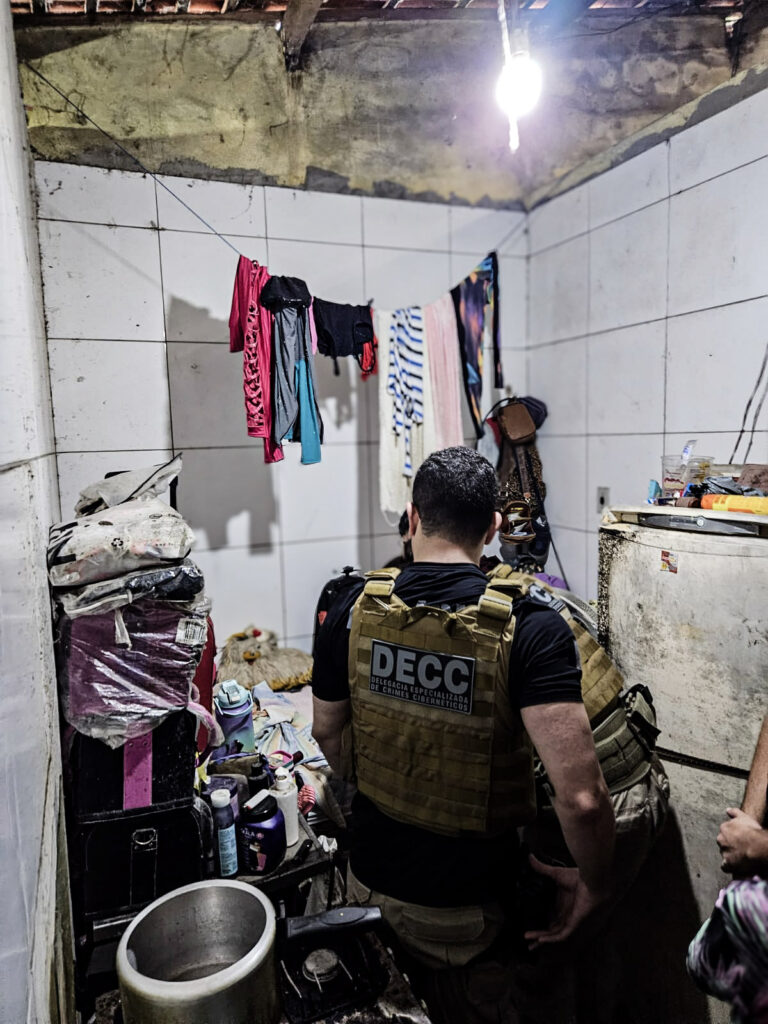Mulher é presa em João Pessoa durante operação contra grupo suspeito de extorsão sexual