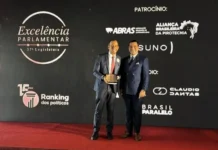 Paulo Alexandre recebe prêmio de excelência parlamentar