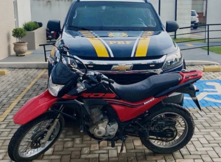 PRF recupera motocicleta roubada há 8 anos durante fiscalização na BR-230, na Paraíba
