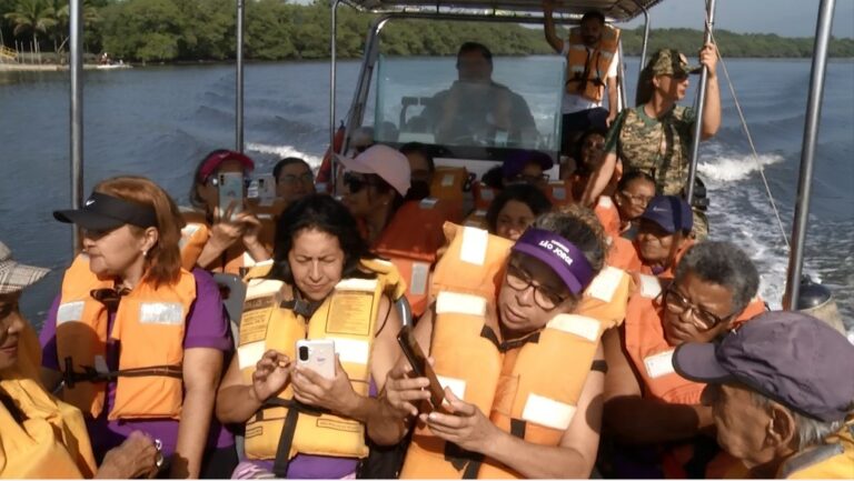 Programa Colaborar leva idosos para passeio de barco em Praia Grande