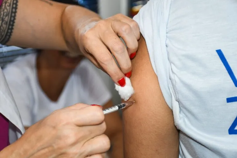 Vacina da gripe será aplicada a novos grupos a partir de segunda-feira (11) em São Vicente