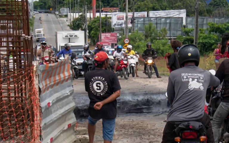 Moradores fazem protesto contra desocupação para construção de ponte entre Valentina e Mangabeira