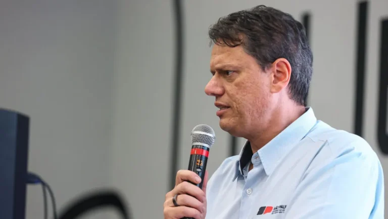 Pesquisa Paraná mostra cenário eleitoral para o Governo de São Paulo em 2026, com liderança de Tarcísio de Freitas e análise sobre possível segundo turno.