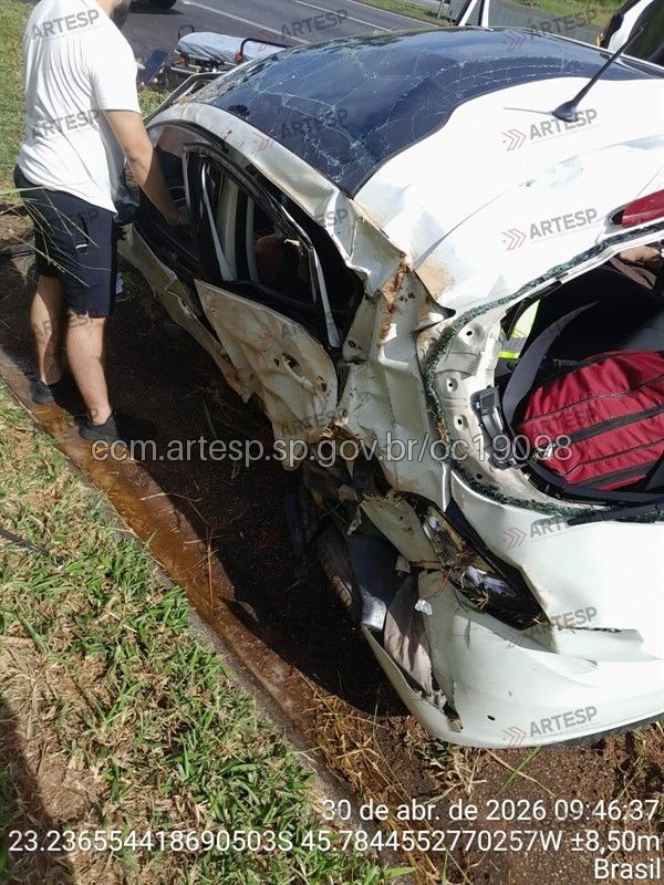 Mulher perde controle de carro e atropela funcionária na Carvalho Pinto, em São José