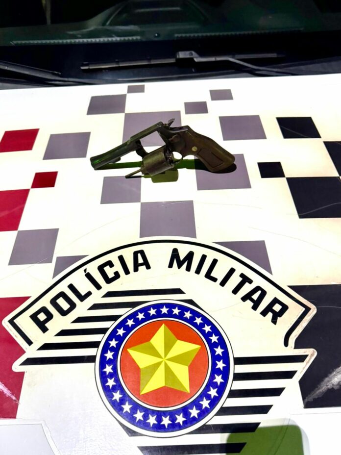 Suspeito de homicídio é preso após jogar arma no telhado em São José