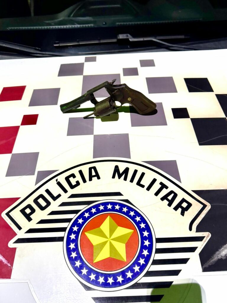 Suspeito de homicídio é preso após jogar arma no telhado em São José