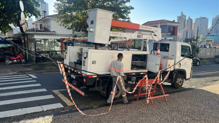 Motociclista se enrosca em fiação baixa e cai na Vila Itapura