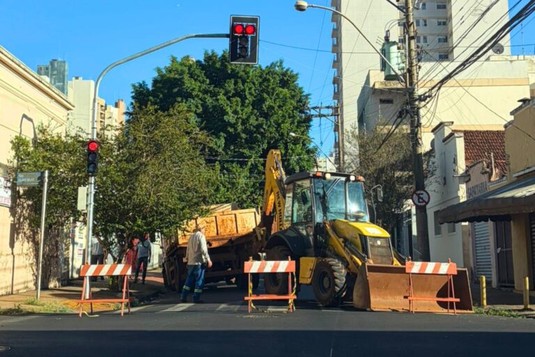 Prefeitura realiza manutenção emergencial em galeria de águas pluviais no Centro