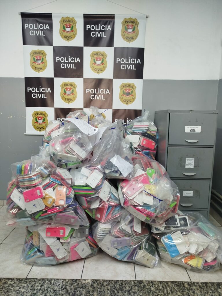 Polícia Civil apreende produtos falsificados da Apple durante operação contra pirataria em São José