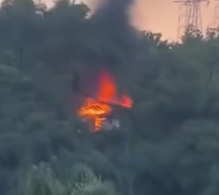 Incêndio atinge imóvel de madeira em área de mata em morro de Santos