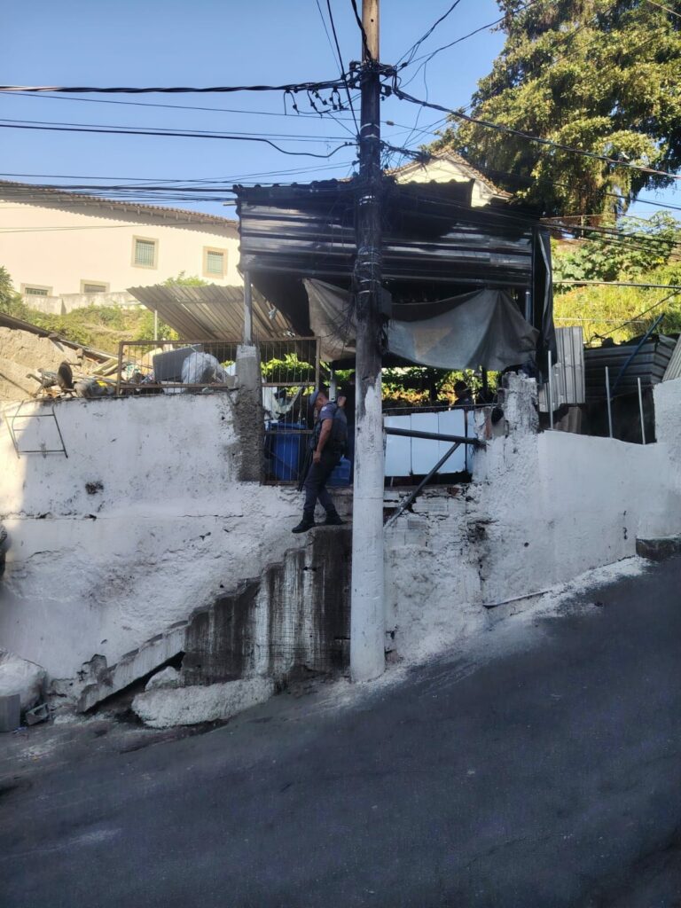 Dupla atira contra policiais militares e funcionários da CPFL durante operação em morro de Santos