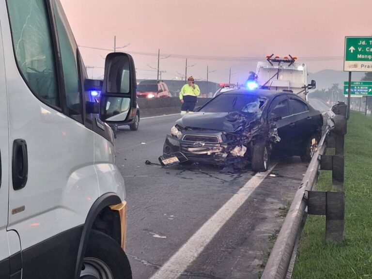 Colisão entre carro e moto na Expressa Sul deixa uma vítima fatal e uma em estado grave na Praia Grande