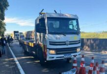 Motociclista morre atropelado após acidente com caminhão na Via Dutra, em Lavrinhas