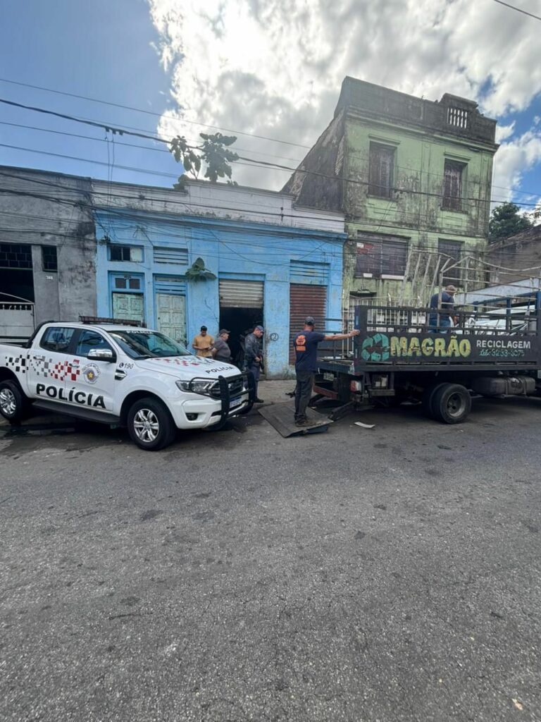 Operação policial autua Ferro-velhos com irregularidades e furto de energia elétrica em Santos