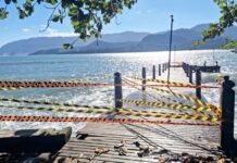 Ressaca danifica estrutura e píer é interditado, em Ilhabela