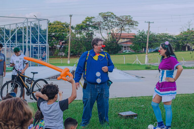 Feira de Palhaçada leva circo-teatro gratuito às feiras noturnas de Campinas