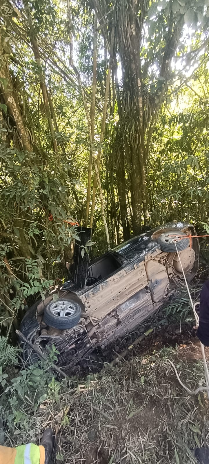 Motorista fica ferido após carro tombar em ribanceira em Caraguatatuba