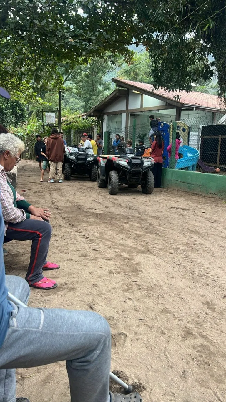 Casal cai no mar em Ilhabela e sofre vários ferimentos