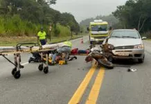Acidente entre carro e moto deixa dois feridos na Oswaldo Cruz