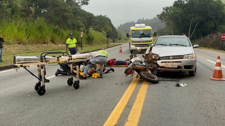 Acidente entre carro e moto deixa dois feridos na Oswaldo Cruz