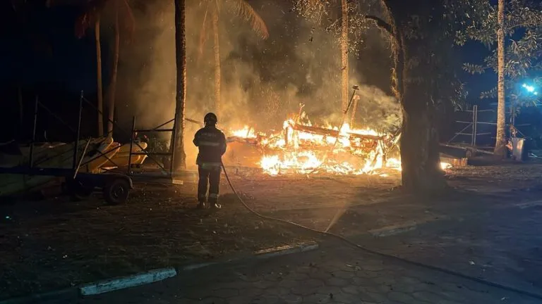 Embarcação pega fogo e é destruída por incêndio em Caraguatatuba