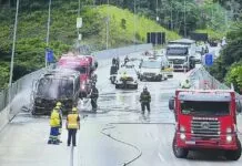 Micro-ônibus pega fogo e interdita trecho da Rodovia dos Tamoios em Caraguatatuba