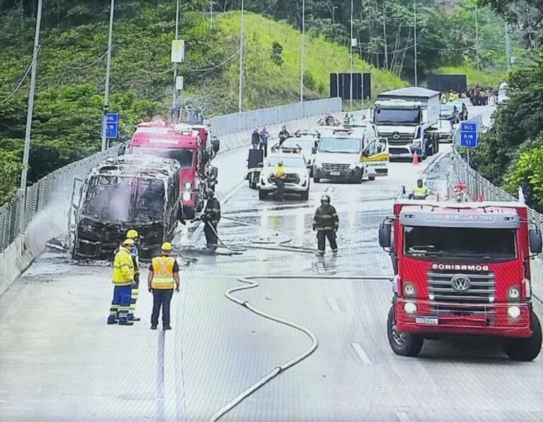 Micro-ônibus pega fogo e interdita trecho da Rodovia dos Tamoios em Caraguatatuba